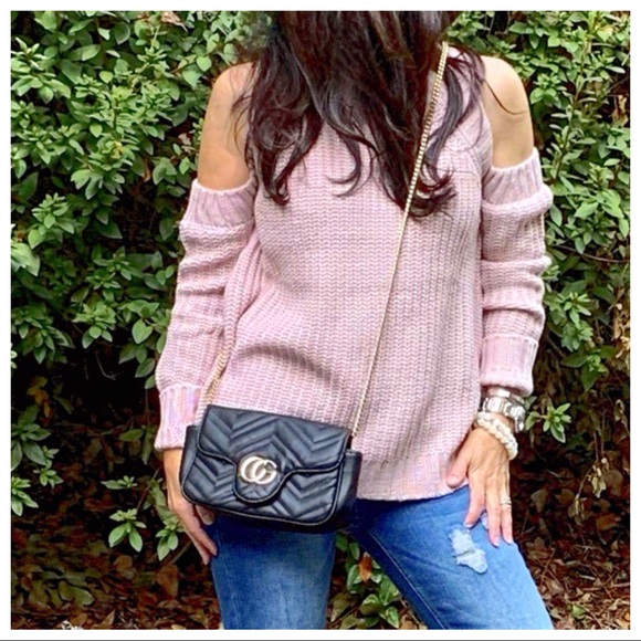 Beautiful cold shoulder sweater - Picture 4 of 7